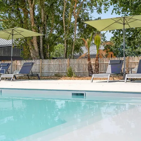 N°14, Piscine Commune, 2 Nyaraló Nesmy
